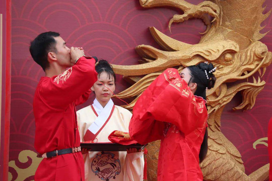 缠发丝,饮合欢酒,抛绣球……共拜天地,感恩父母,寓意幸福生活红红火火