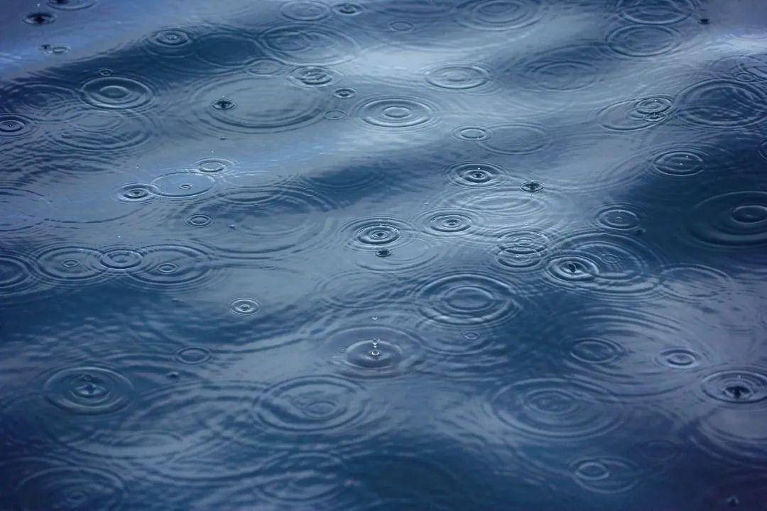 今明两天暂停,后天雨水又要来哦!全省大部地区已进入雨季