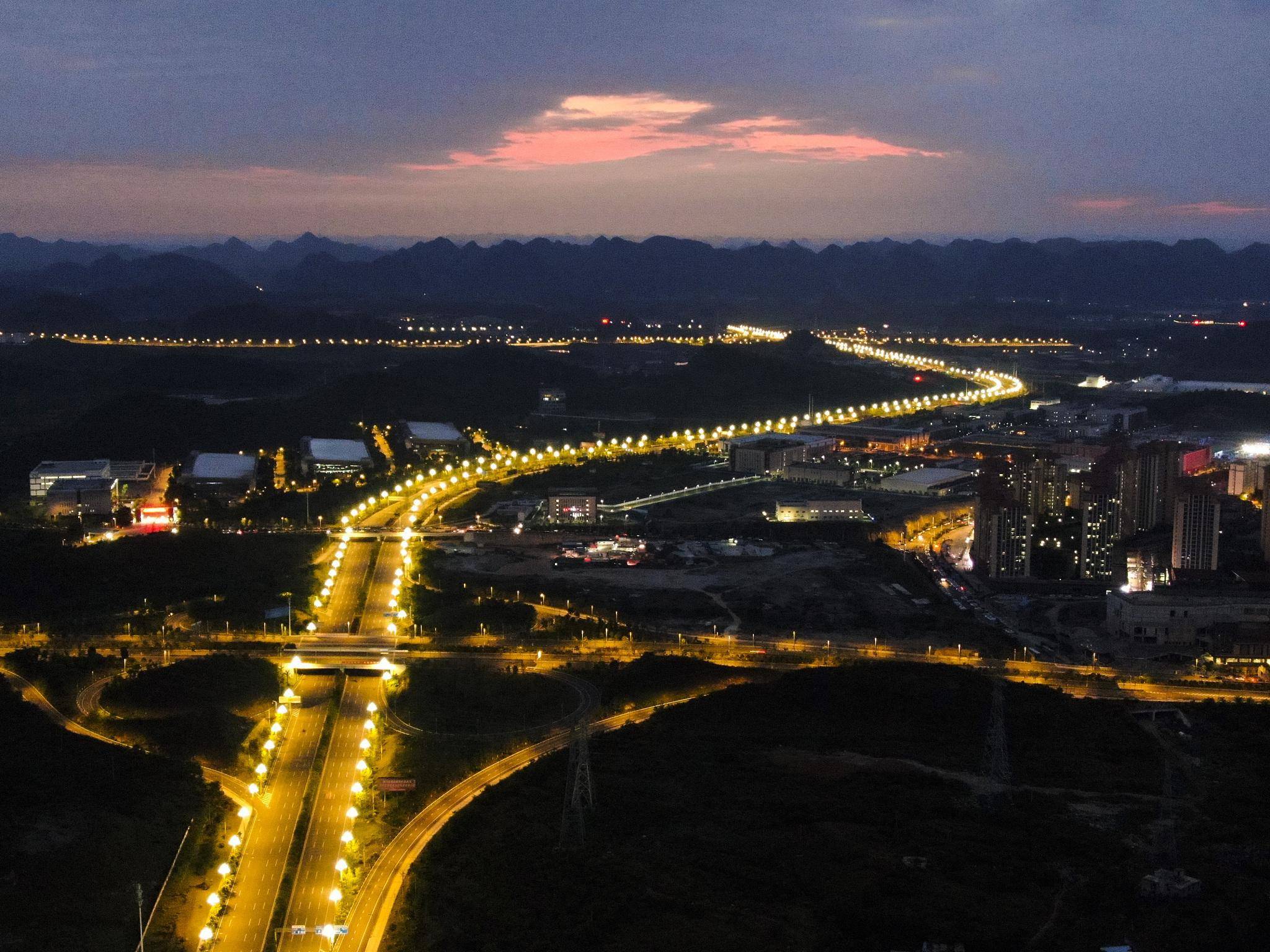 贵安黔中大道夜景璀璨