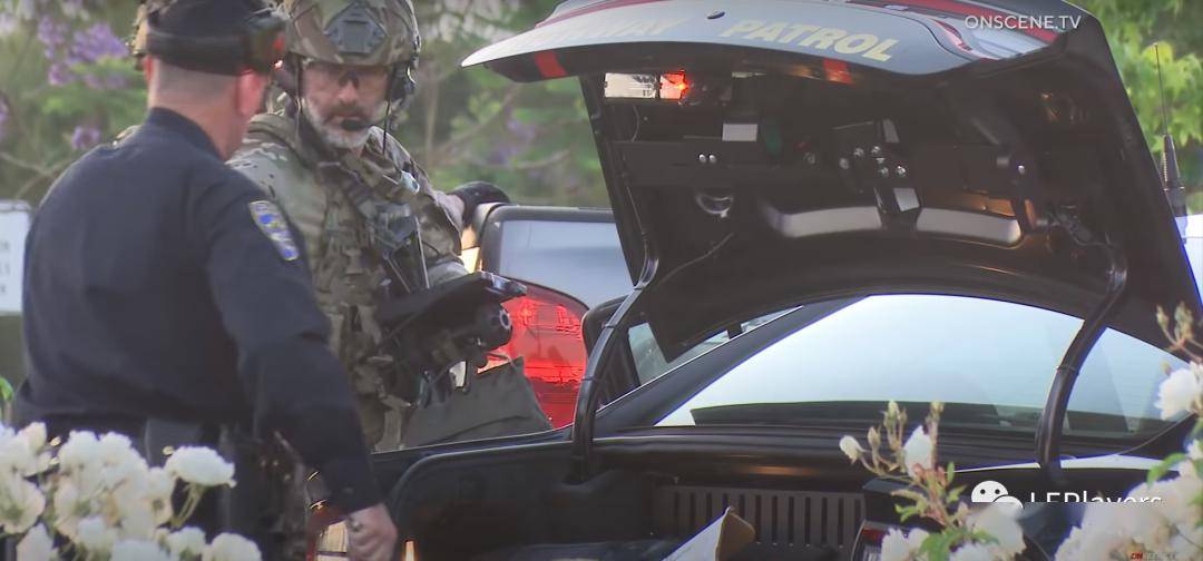 【现场】华裔前陆战队员涉嫌非法持枪被fbi逮捕,疑似