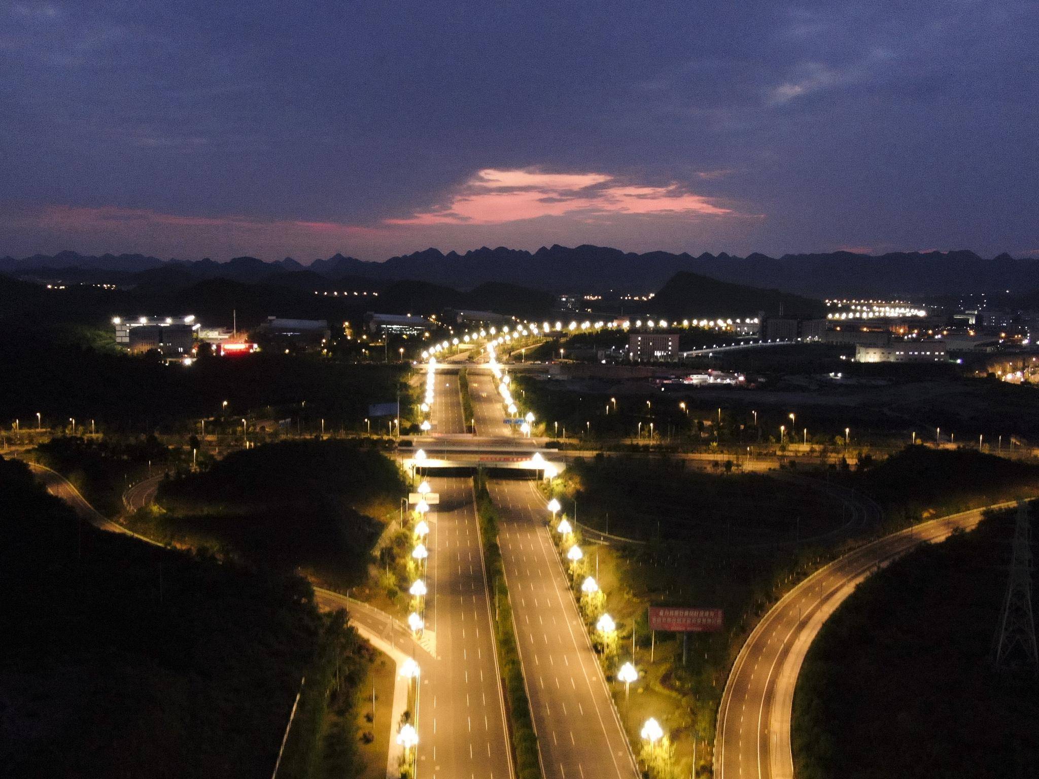 贵安黔中大道夜景璀璨