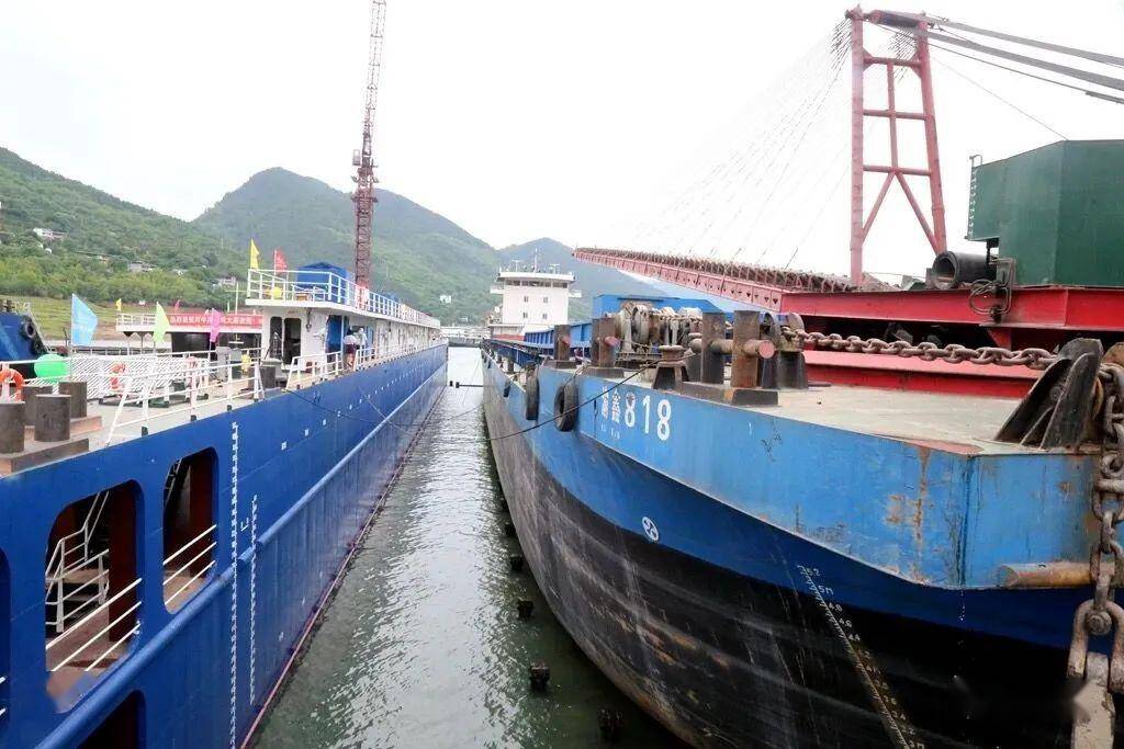 霸气长江中上游最大浮船坞正式投产了