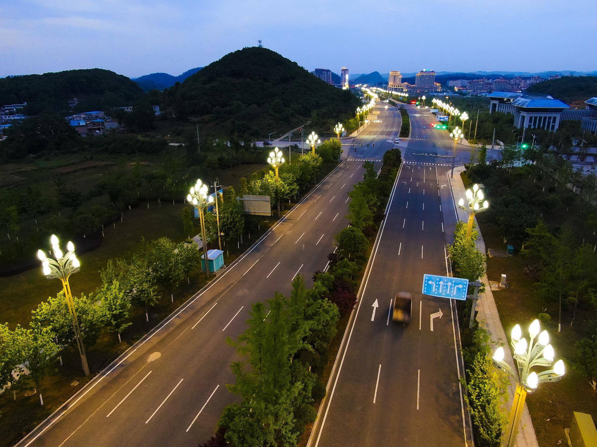 贵安黔中大道夜景璀璨
