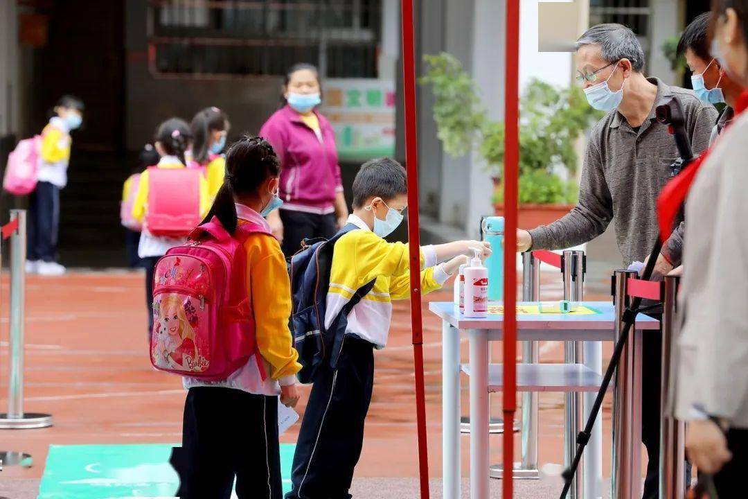 摄:卢勇 南明小学 早上七点,南明小学的小学生们开始陆续进校.