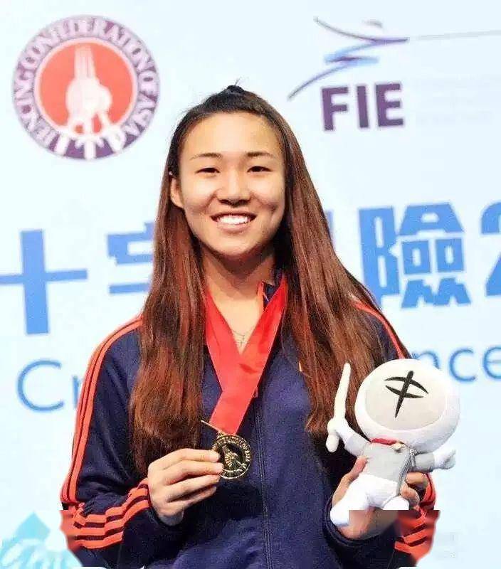 入选的两名如东籍击剑将士是:傅颖(女子佩剑队员),石雅楠(女子花剑