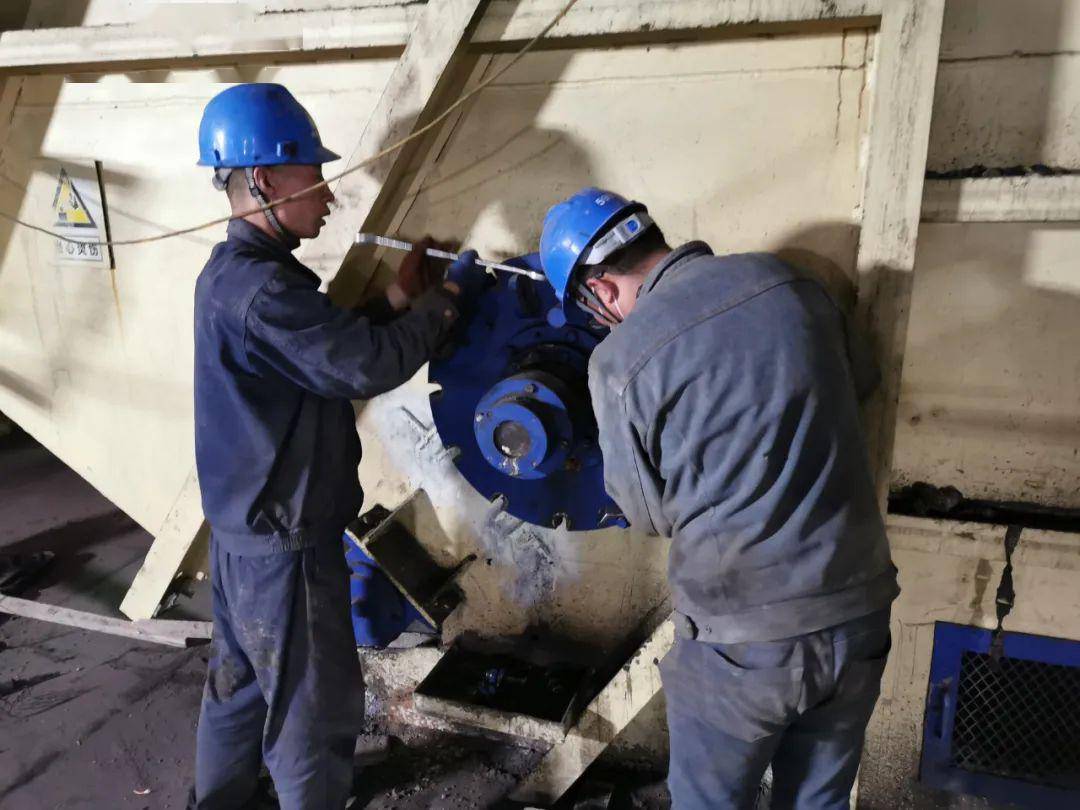 在"体检"期间,灰硫检修队除灰成员对捞渣机内导轮,张紧轮和水封槽的"