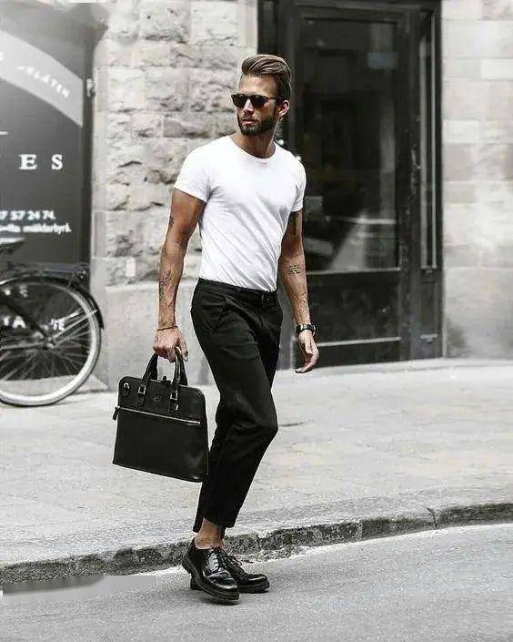 一件t恤,一条九分西裤,造型就很出众