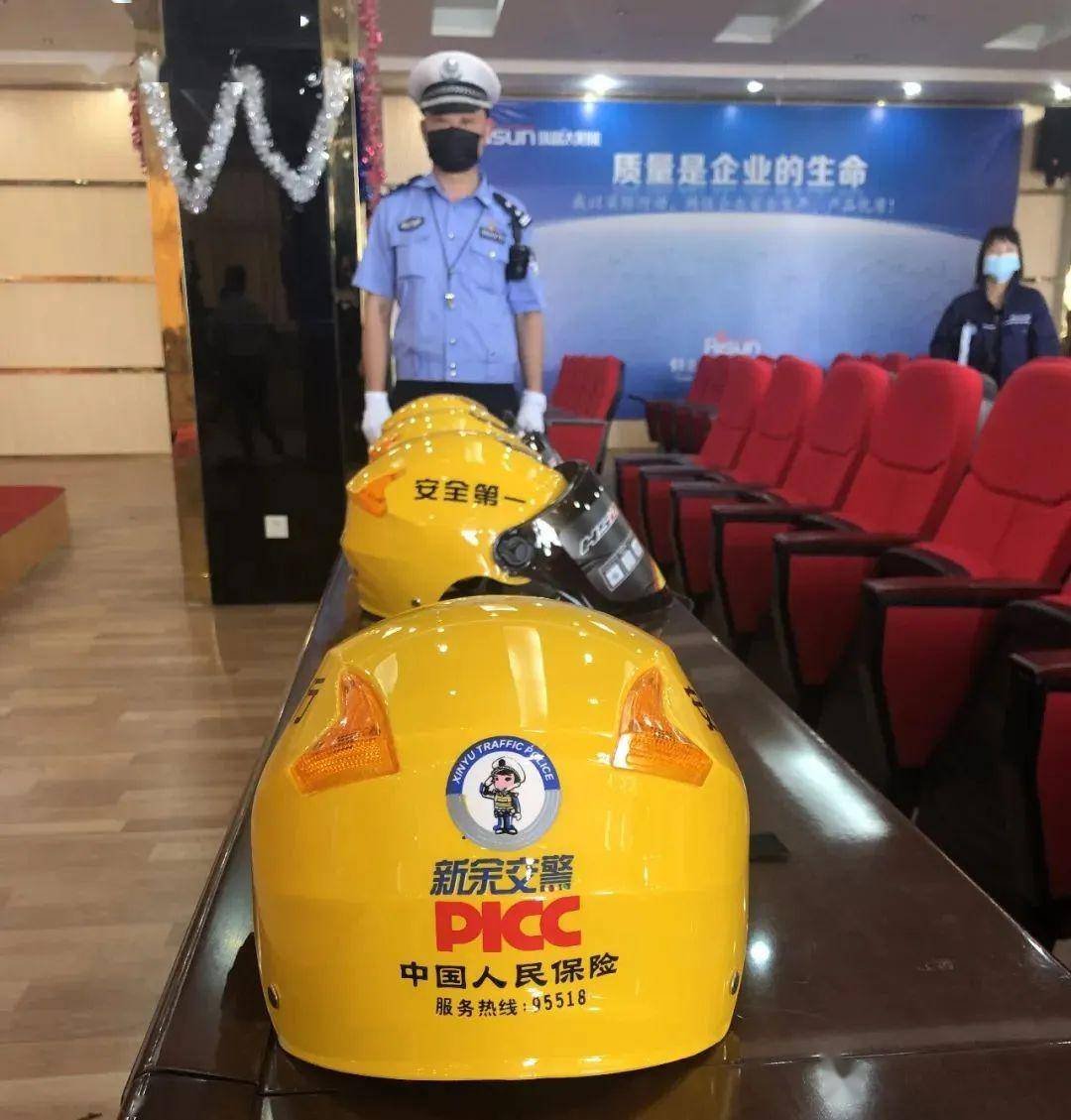支队依托"警保联动"积极动员保险行业推出"送头盔"活动;与爱心组织