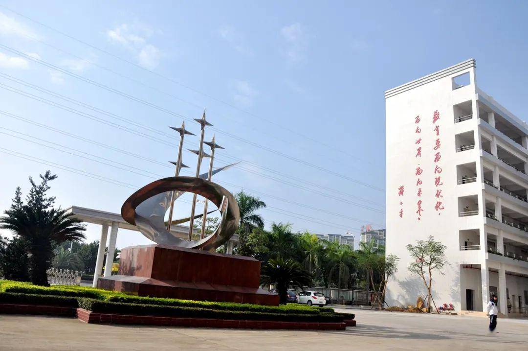 学校特写大沥高级中学建于1994年,是广东省国家级示范性普通高中,广东