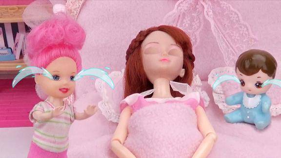 芭比剧场两个小宝宝发现妈妈陷入沉睡伤心大哭