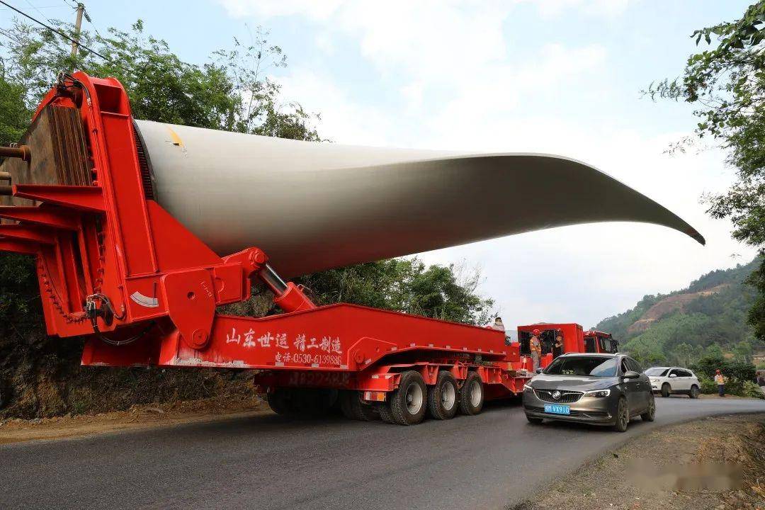 环江:风机叶片每扇长达70余米,重达约17吨,首扇巨无霸叶片如何到达