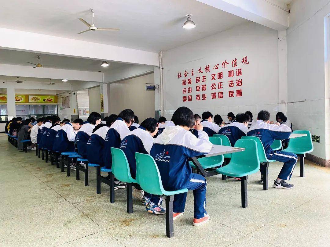 台州市教育局黄人川局长一行莅临书生中学视察工作