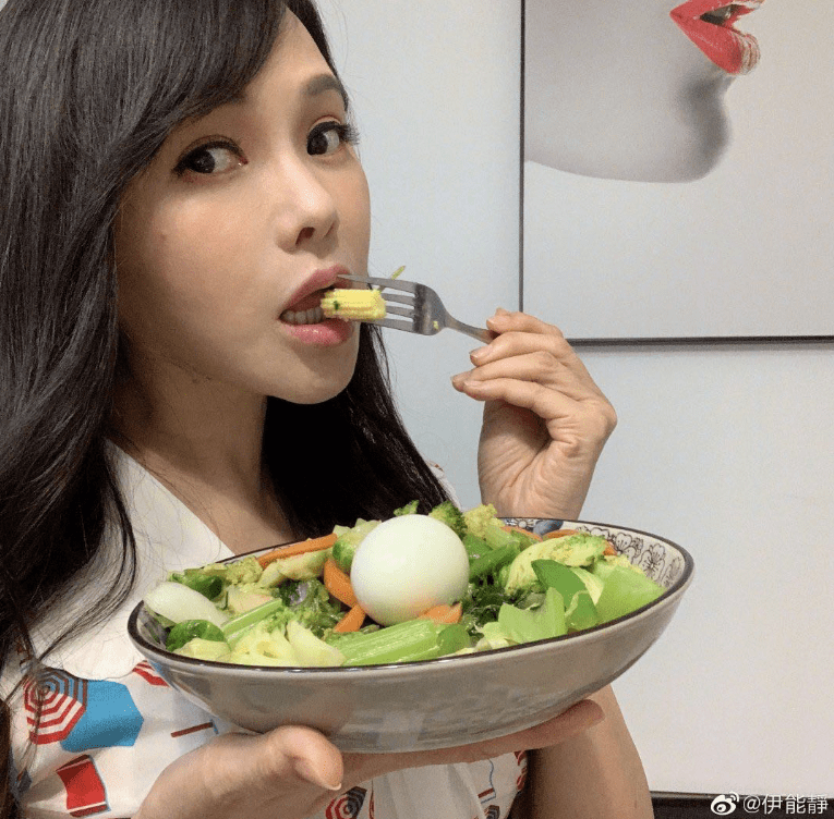 52岁的伊能静 身材如25岁少女 饮食坚持3个原则 轻松瘦了26斤 减肥