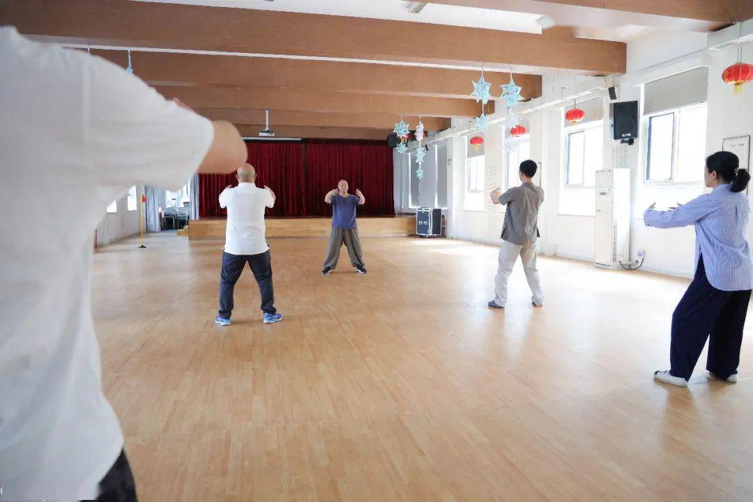 枫叶小熊遇见少林绝学,释延奥法师亲授八段锦