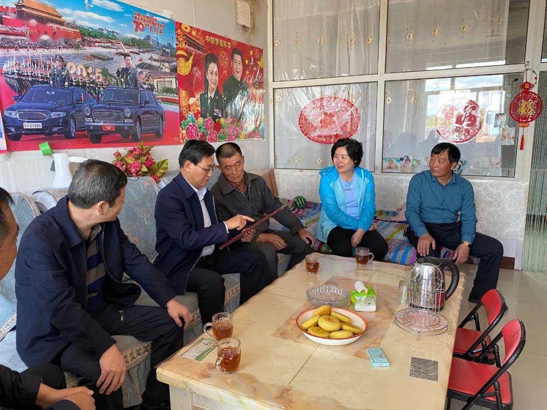 巴图吉雅深入苏布尔嘎镇调研脱贫攻坚工作