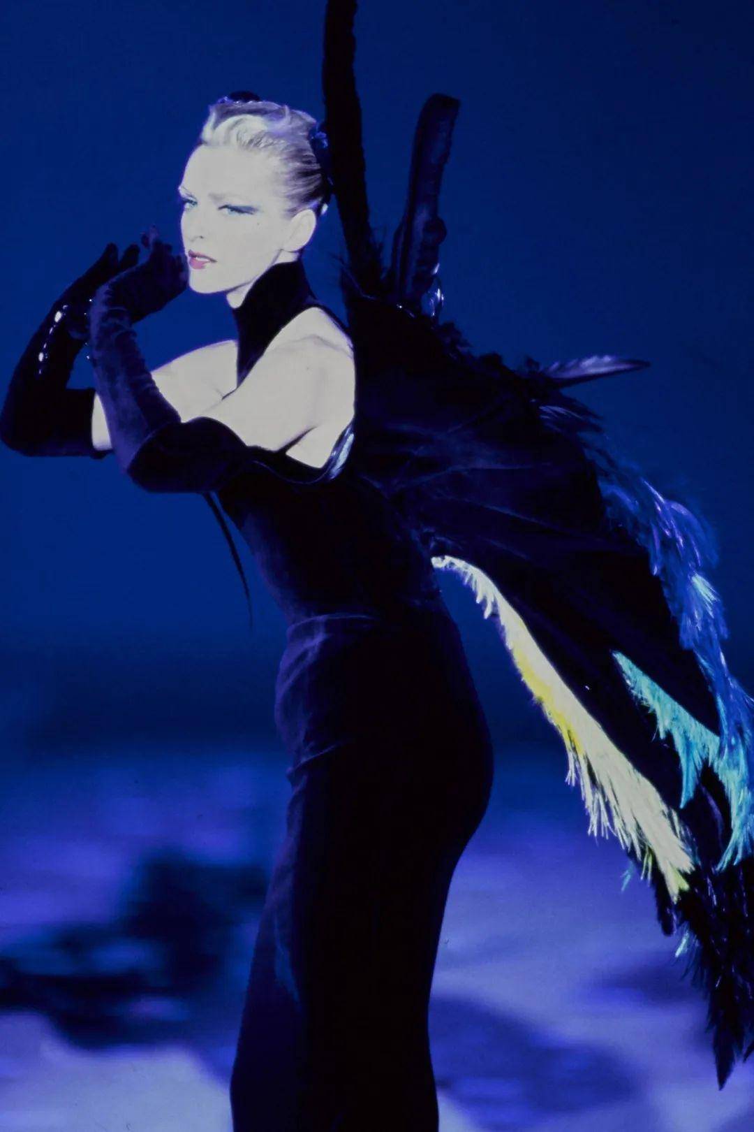 最近女明星都一一要变成花蝴蝶啦!