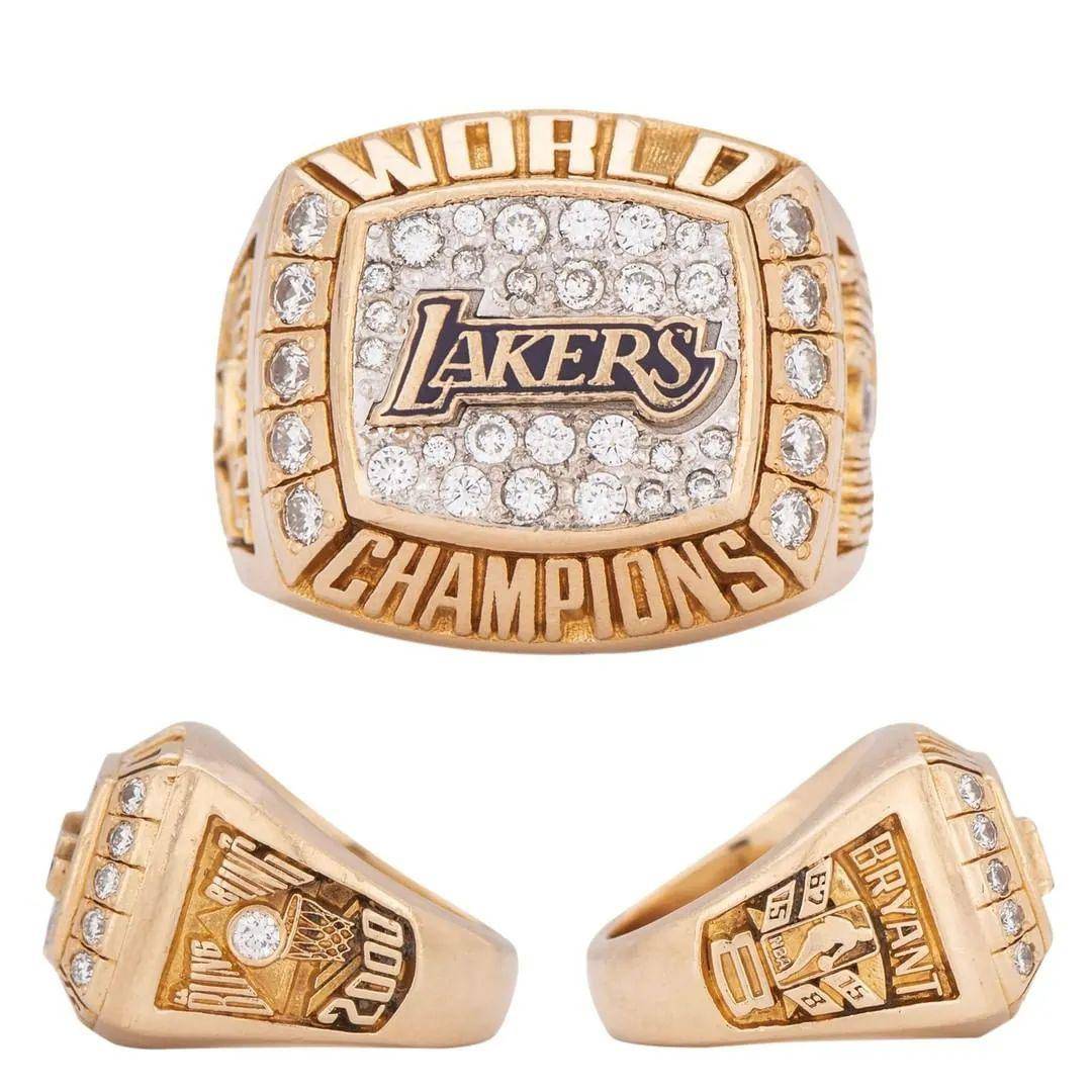 "20 次加价"科比 nba 总冠军戒指拍出 20 万美元#2据悉,这双全新kobe