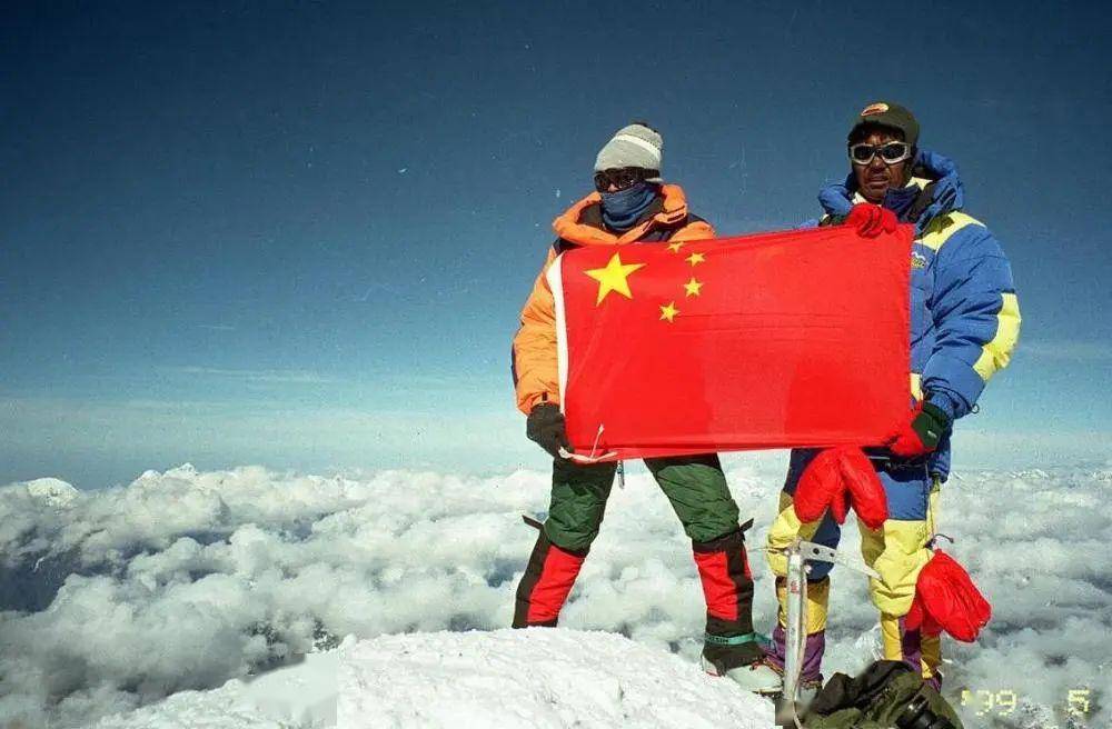 地球之巅勇者为峰珠峰登顶珍贵瞬间