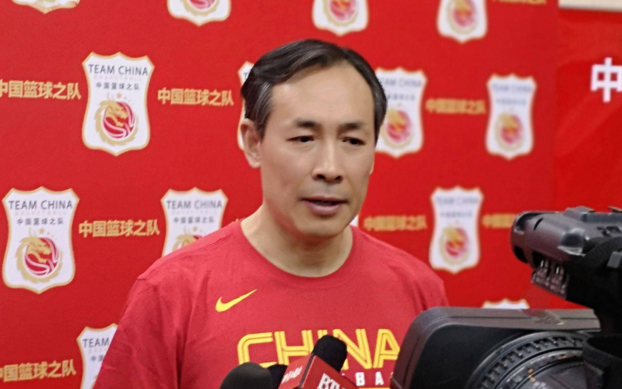 中国女篮主教练许利民图片