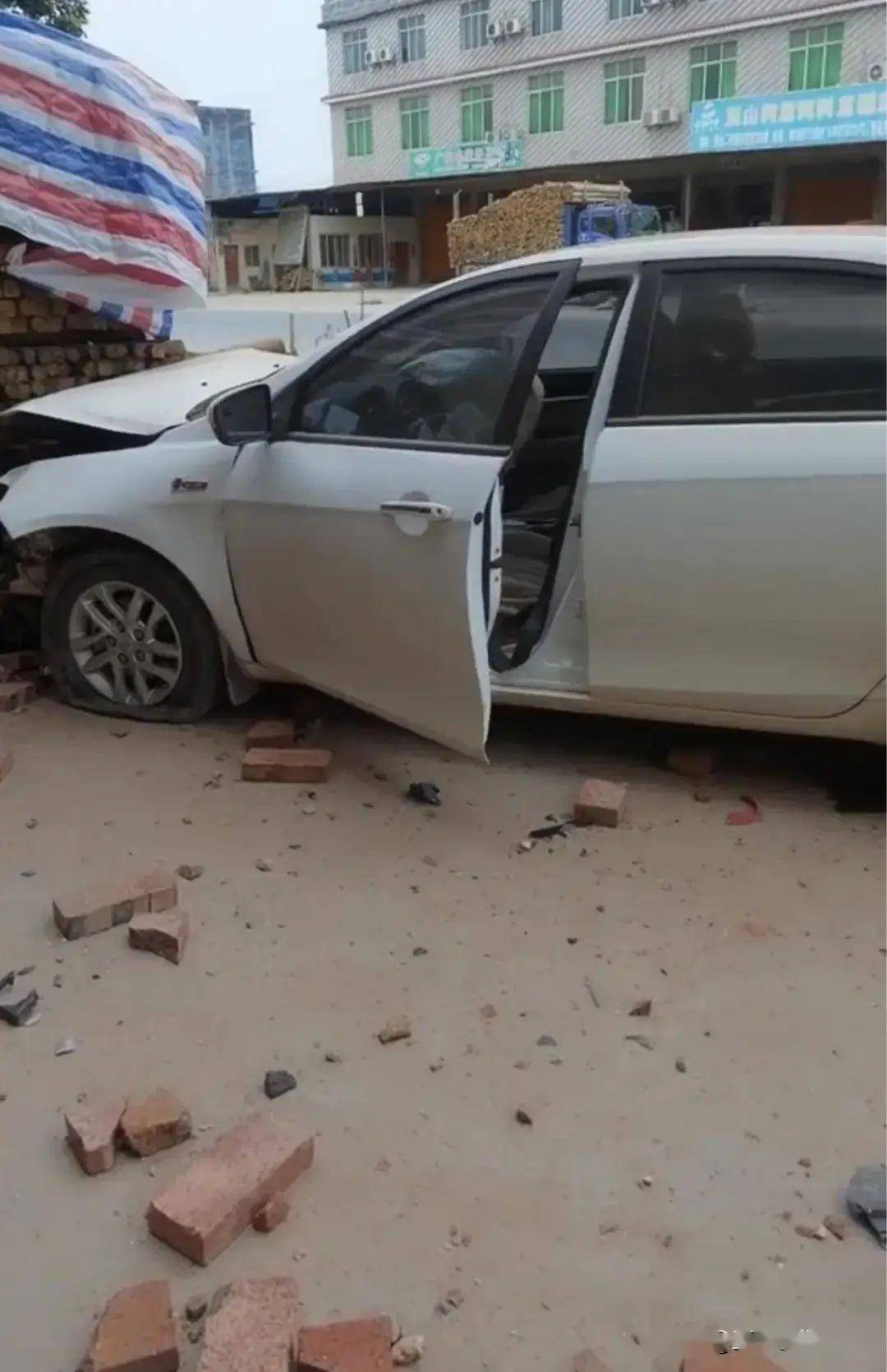 博白亚山一辆轿车撞伤人,车头还撞报废