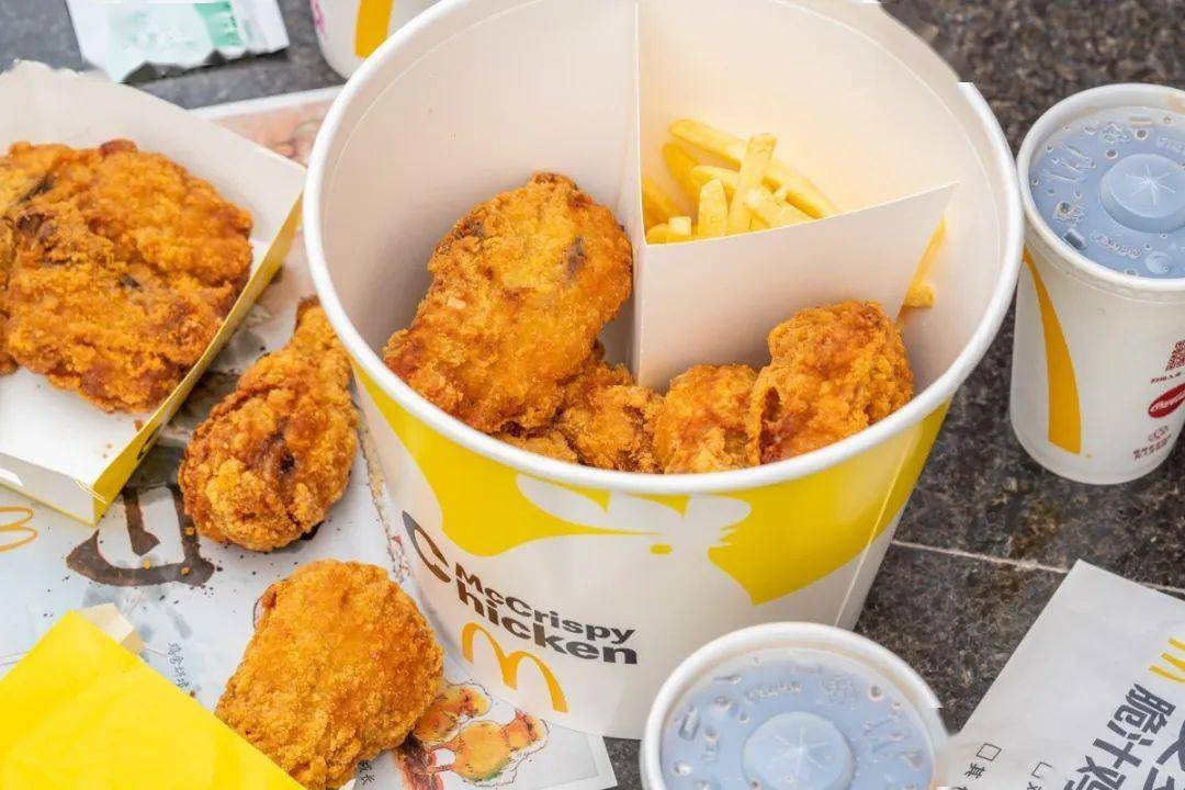 xxl号炸鸡桶空降南京路步行街,麦当劳的!