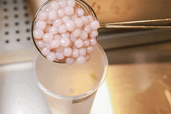 几乎是半杯奶茶,半杯芋圆.