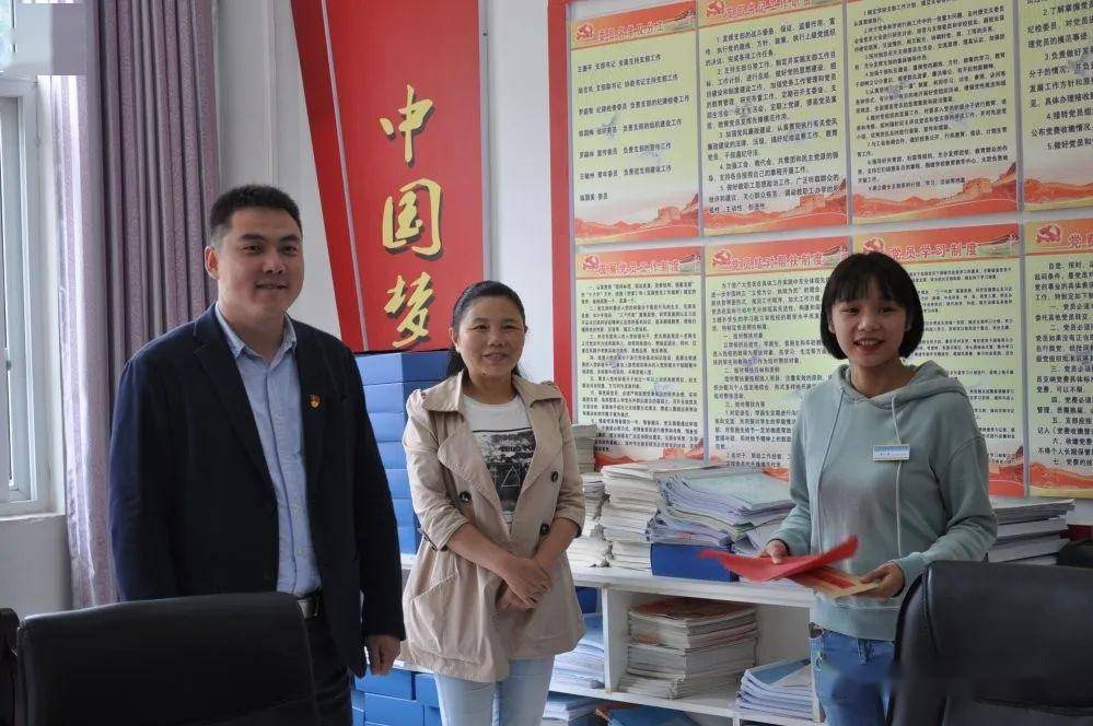 龙里县委组织部部长刘伟到龙里县第四小学调研并慰问学校"最美志愿者