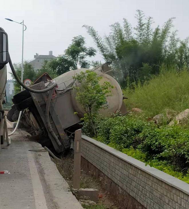 危险藤县太平环城路桥头一水泥罐车侧翻往前就是江面了