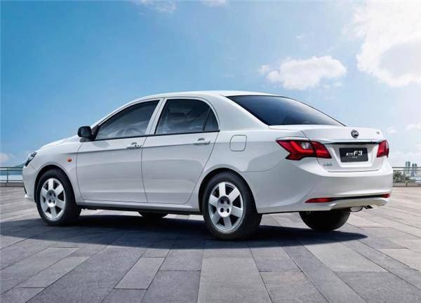 标配无钥匙进入启动新比亚迪f3仅478万15l国六排放