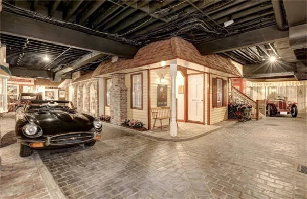 美国一豪宅地下室隐藏整座"假城" 正以360万英镑价格出售