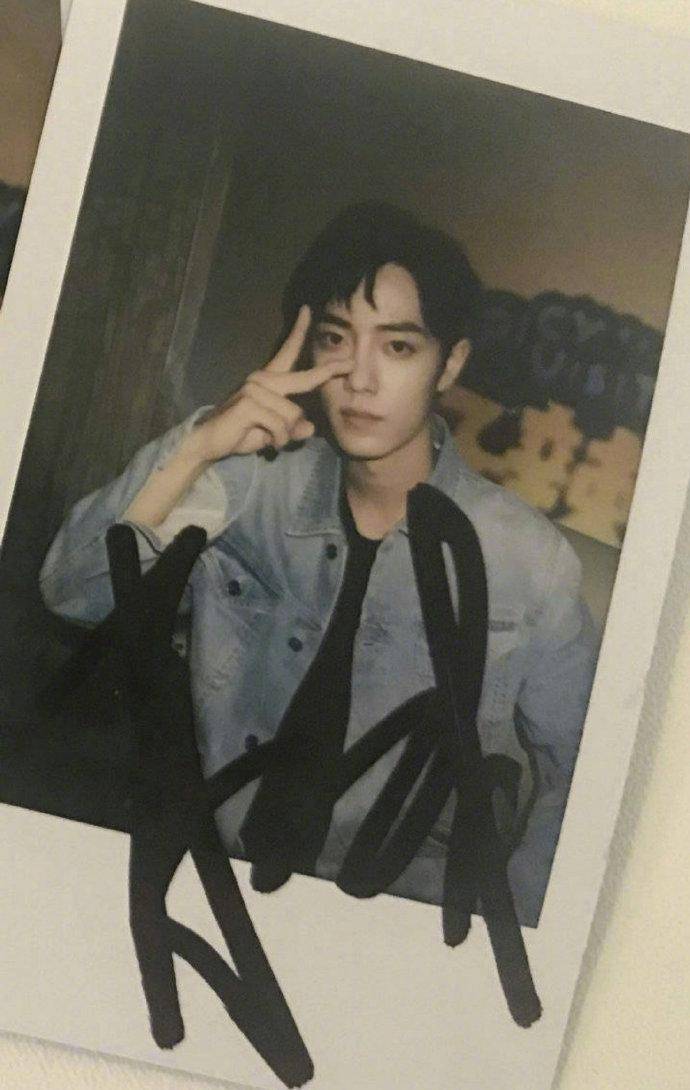 肖战拍立得合集手势达人战高糊也挡不住的优越