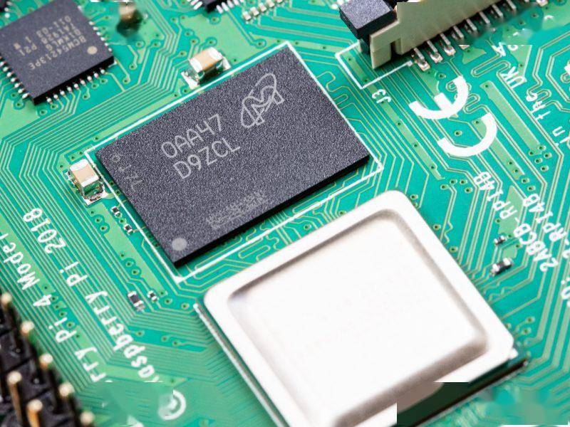 最近美光推出了适用于树莓派的8gb lpddr4内存,所以官方顺势推出了8gb