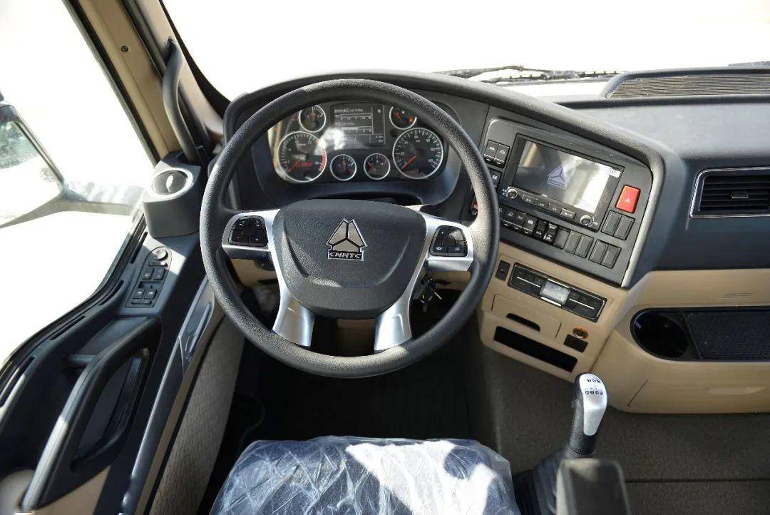 绿通王者——全新一代豪沃tx高顶双卧六米八载货车震撼上市!