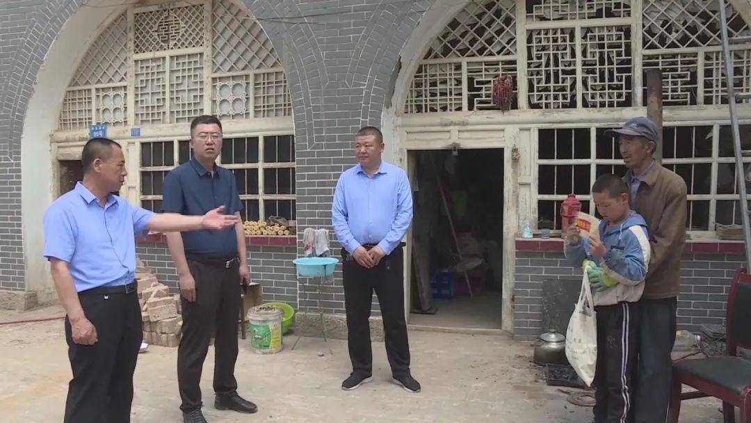 慰问中,白瑾一行先后来到南沟岔敬老院,宋家坪村,刘家沟村四户计划