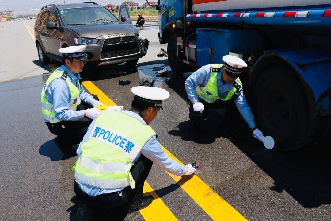 鞍山市公安交管局组织开展较大道路交通事故处置四位一体应急演练