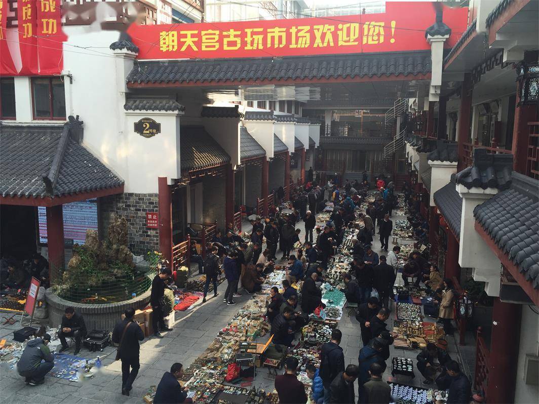 走进朝天宫古玩市场,有一面墙,用各个朝代的砖块堆砌而成,见证着南京