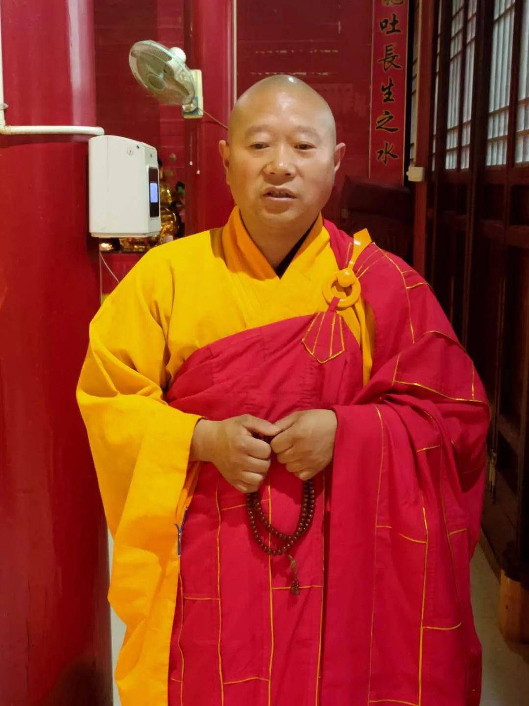 今日清晨,护国龙王寺常渡法师带领常住法师云集殿堂举行祝圣普佛仪式.