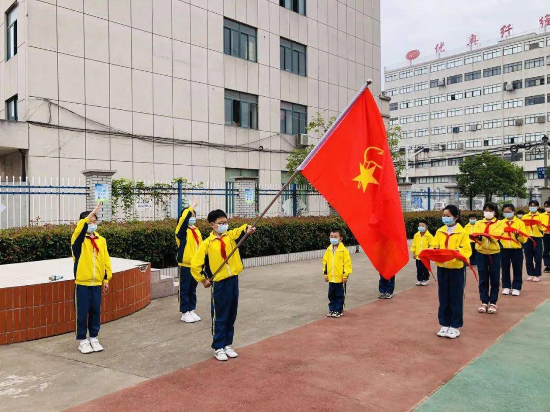 确认过眼神你是对的人湖田小学举行少先队入队仪式