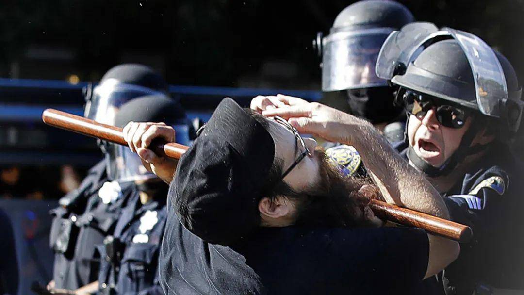 警察疑为报复压颈杀嫌犯,路人阻拦未果!