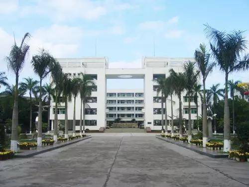 2007年9月10日,那大中学更名为儋州市第一中学.