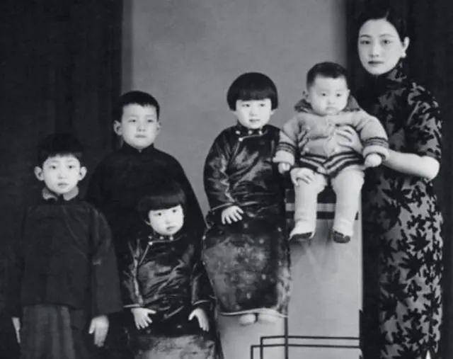 福芝芳和儿女们福芝芳嫁给梅兰芳后,自知所受教育有限,就请来家庭教师