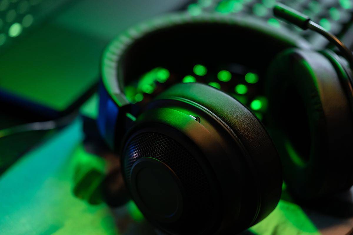 听声辨位掌握全局雷蛇北海巨妖游戏耳机助你轻松获胜