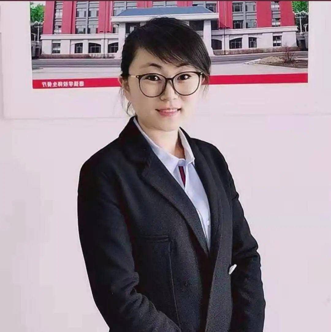 德强初中语文教研组长齐元萍哈市教育学会会员,市优秀教师,四有好老师