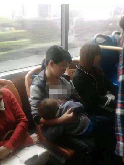 公交喂奶被骂不要脸年轻宝妈霸气回怼老妇顿时羞红了脸