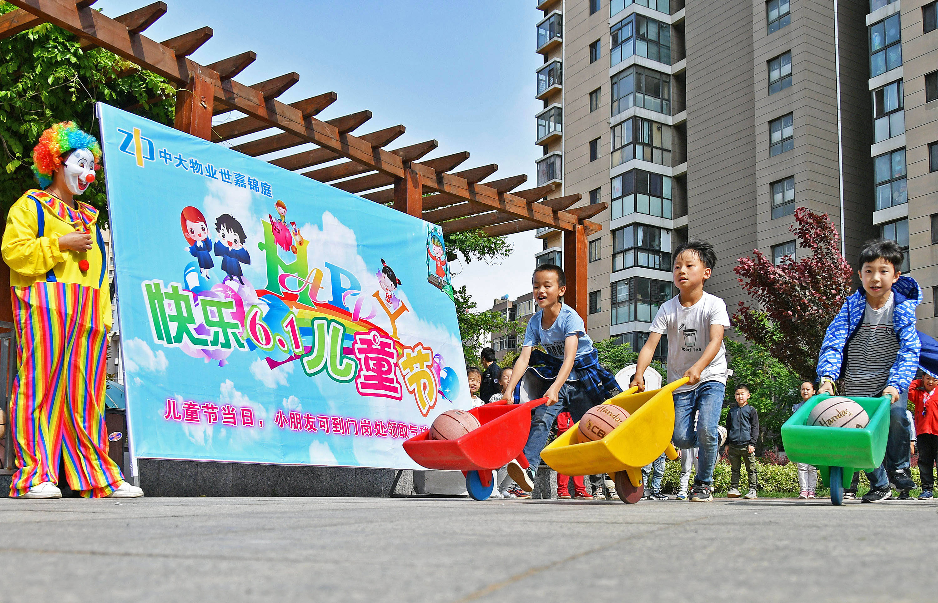 "六一"国际儿童节临近,各地举行丰富多彩的活动,让孩子们在欢乐中迎接
