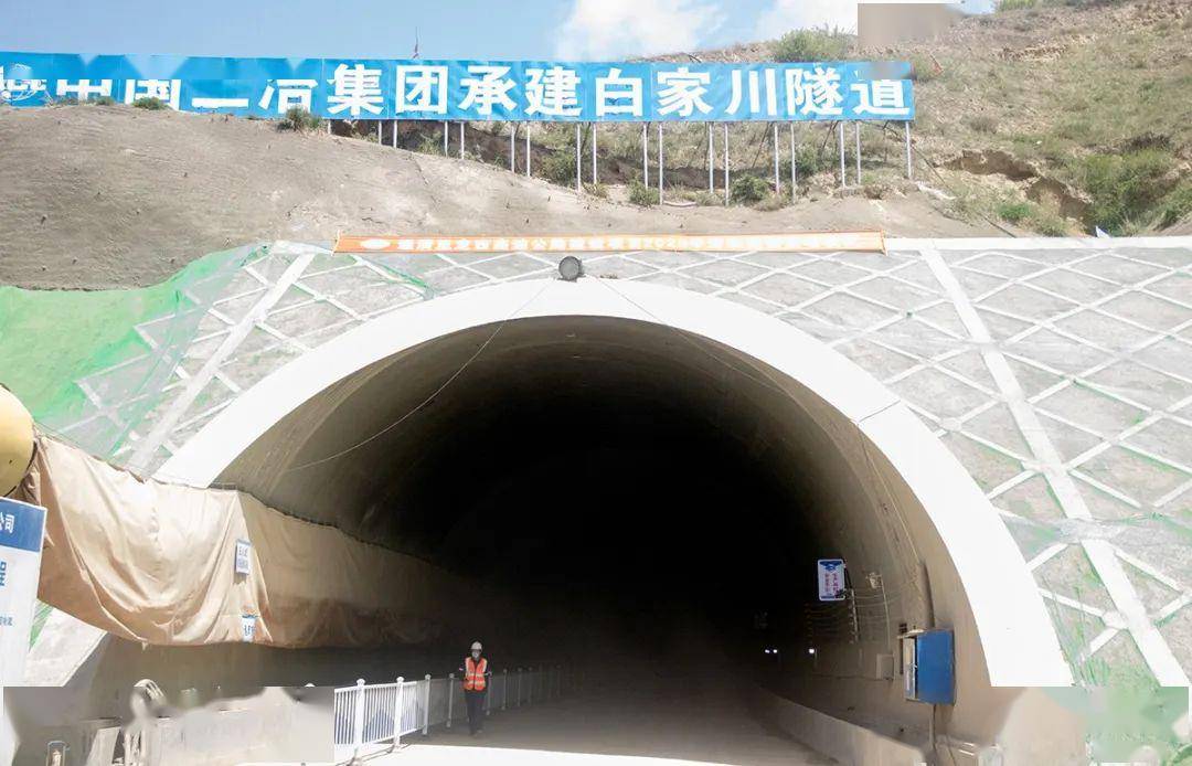 由中冶二集團公司承建的通定高速公路白家川隧道右洞全長757米,隧道