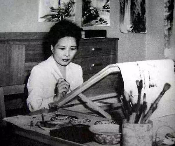 1970年代,蒋介石去世后宋美龄移居美国以作画来消磨时光.