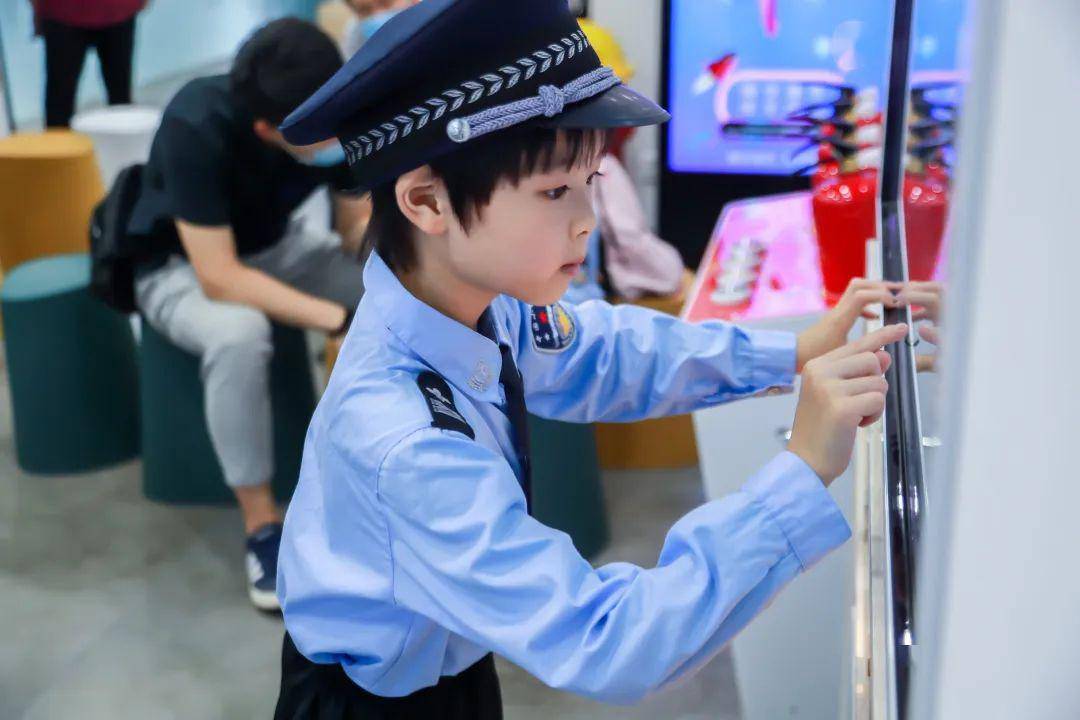 这个儿童节有点high六一特别企划之小萌警说反诈