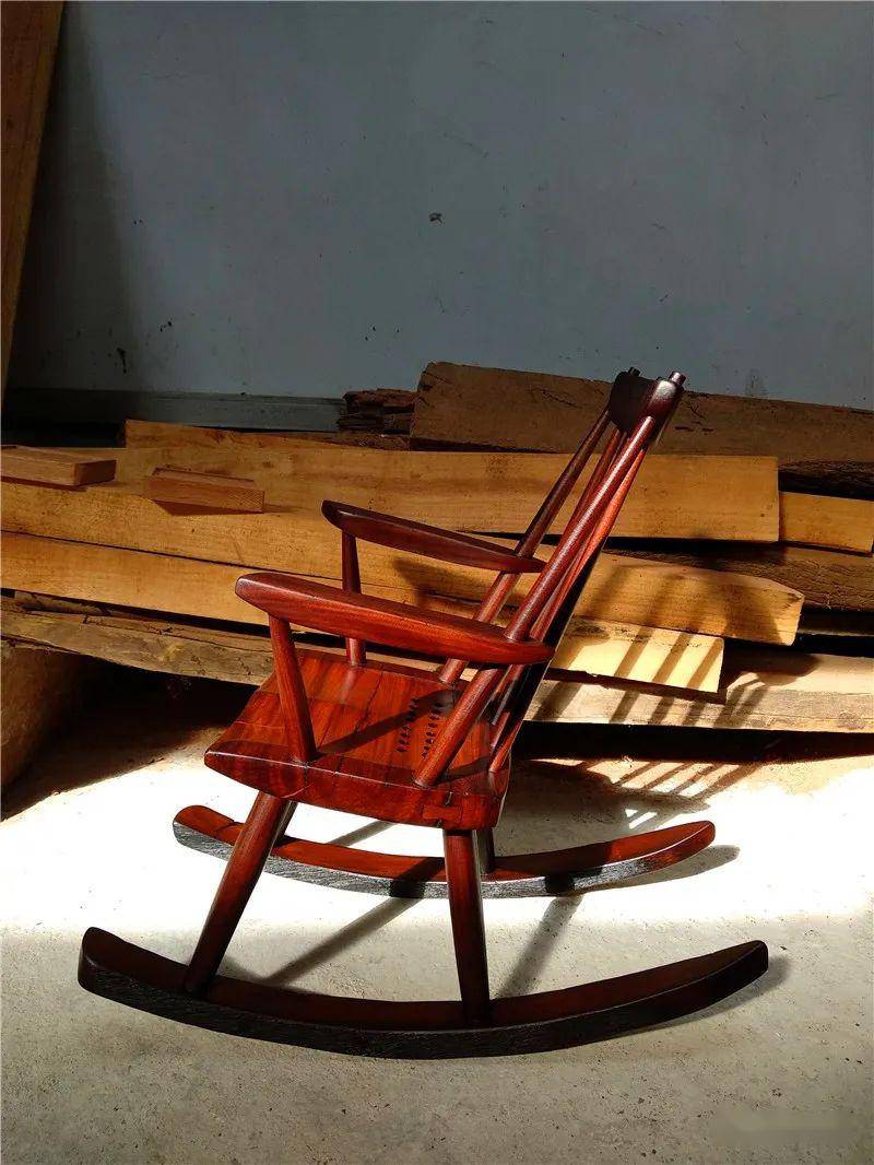 世界上最小的手工实木摇椅