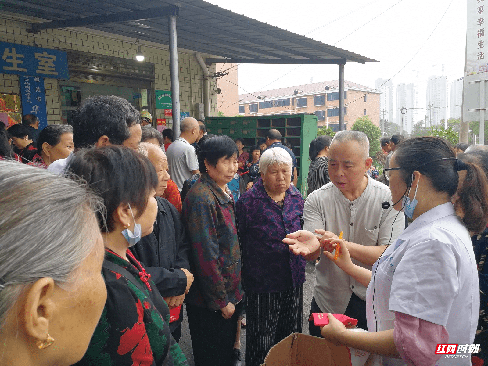 医院主任做健康指导.